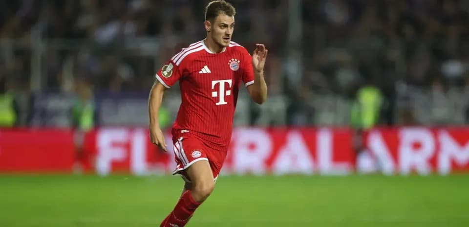 Joueur de Bayern Munich courant sur le terrain