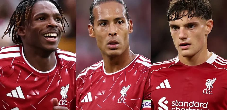 Trois joueurs de Liverpool en maillot rouge