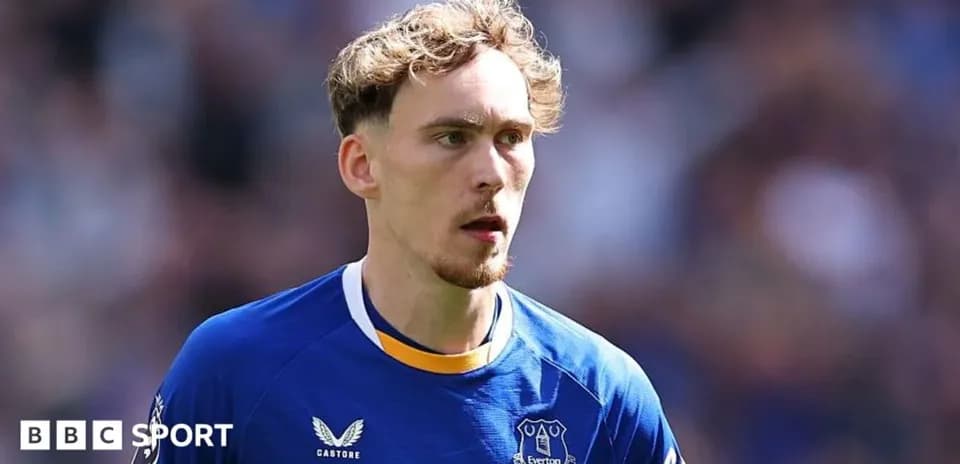 Joueur d'Everton en maillot bleu sur le terrain
