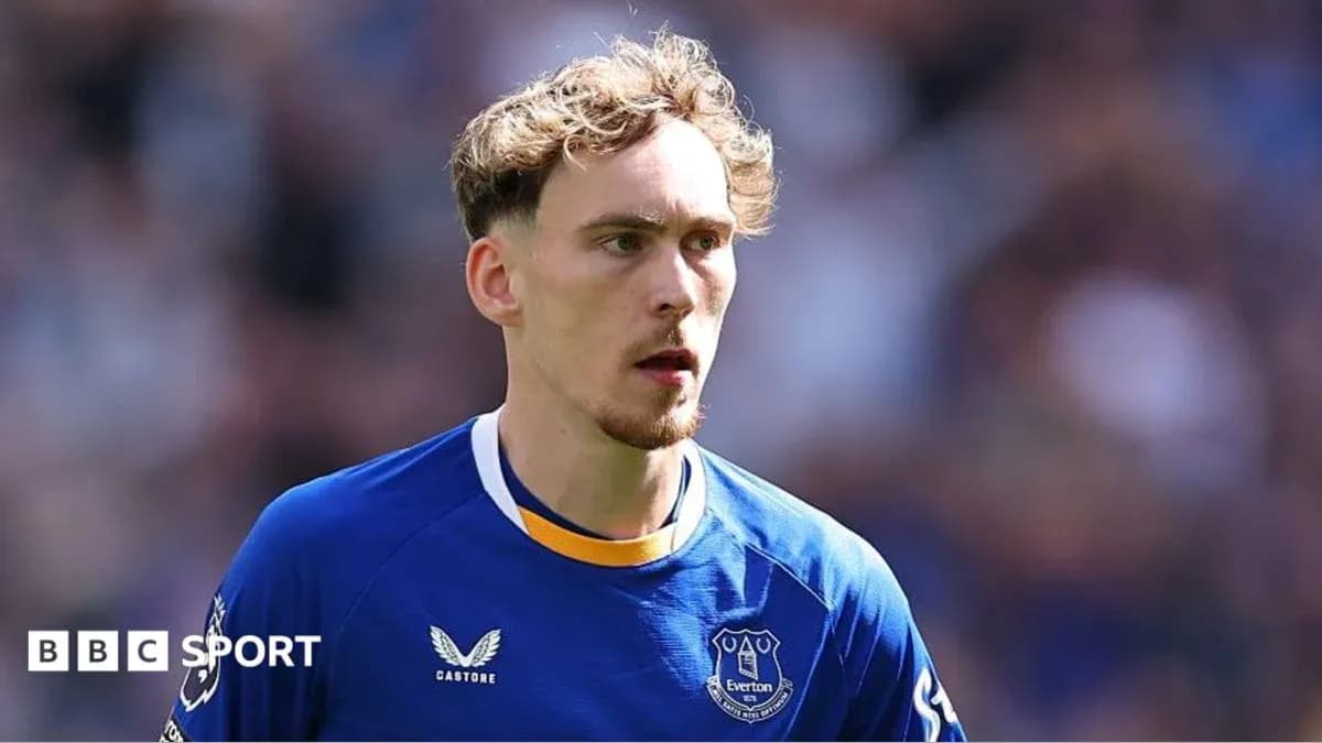 Joueur d'Everton en maillot bleu sur le terrain