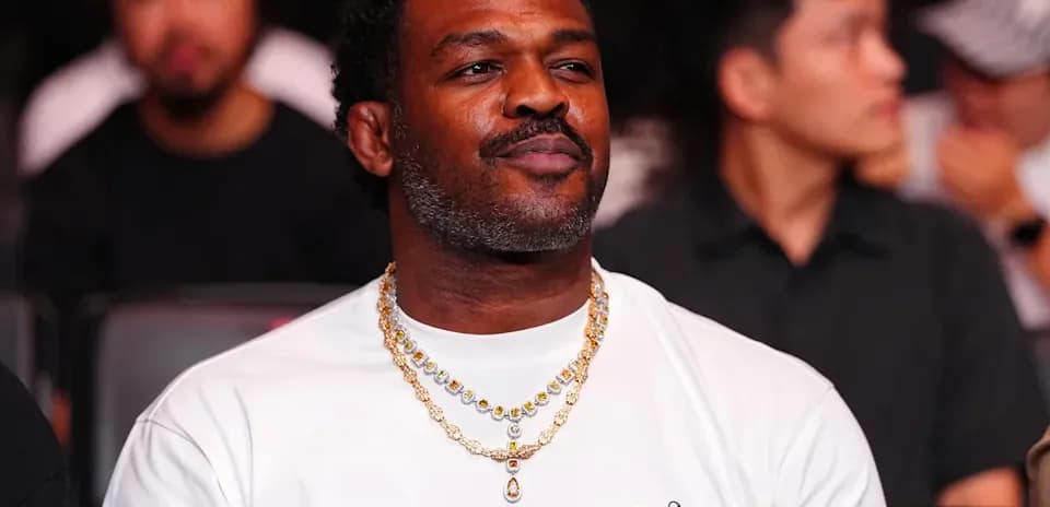 Homme portant un t-shirt et des colliers en or