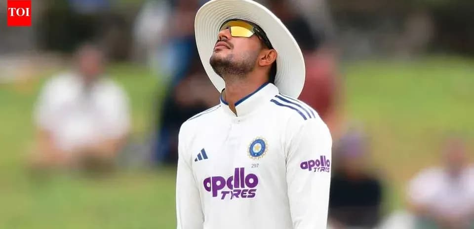 Joueur de cricket regardant le ciel sur le terrain