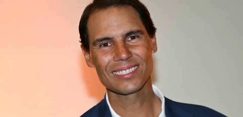 Homme souriant en costume bleu avec fond orange