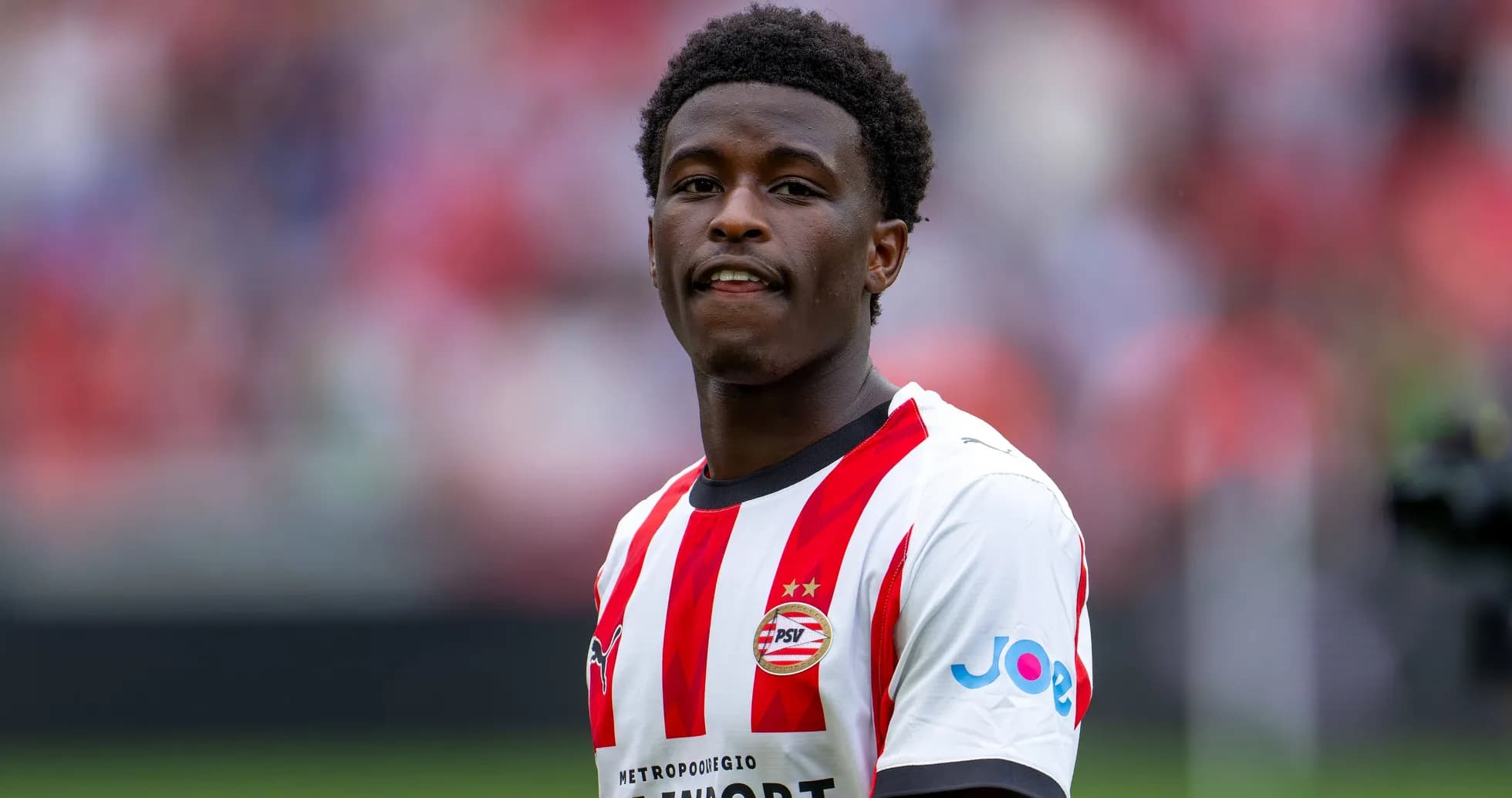 Joueur de PSV en maillot rouge et blanc sur le terrain