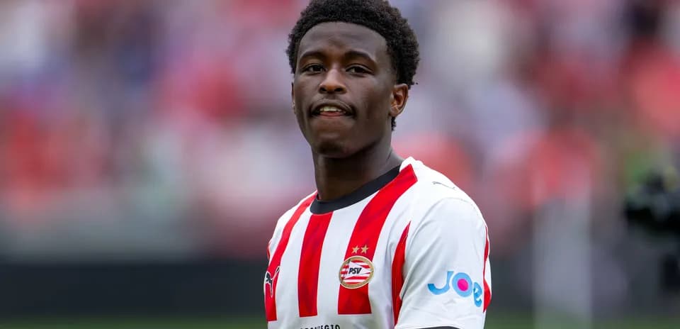 Joueur de PSV en maillot rouge et blanc sur le terrain