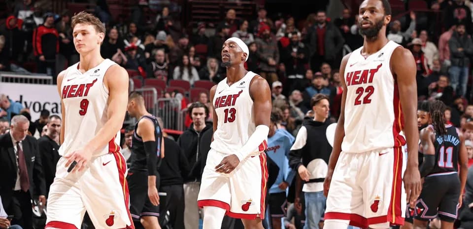 Joueurs du Miami Heat marchant sur le terrain