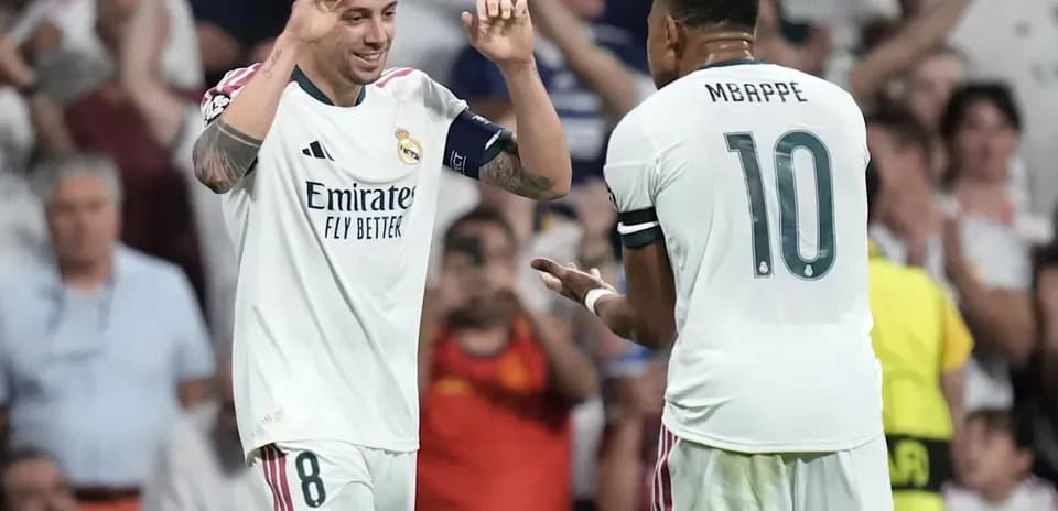 Joueurs de Madrid célébrant un but ensemble