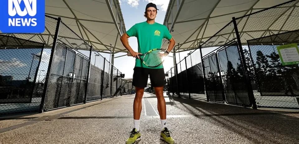 Joueur de tennis posant sur le court extérieur