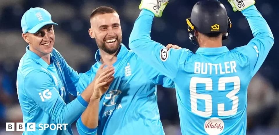 Joueurs d'Angleterre célébrant une prise réussie