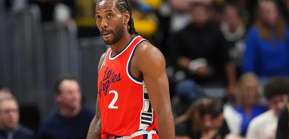 Kawhi Leonard en tenue des Los Angeles Clippers sur le terrain