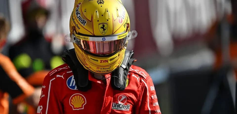 Pilote de F1 avec casque sur le circuit