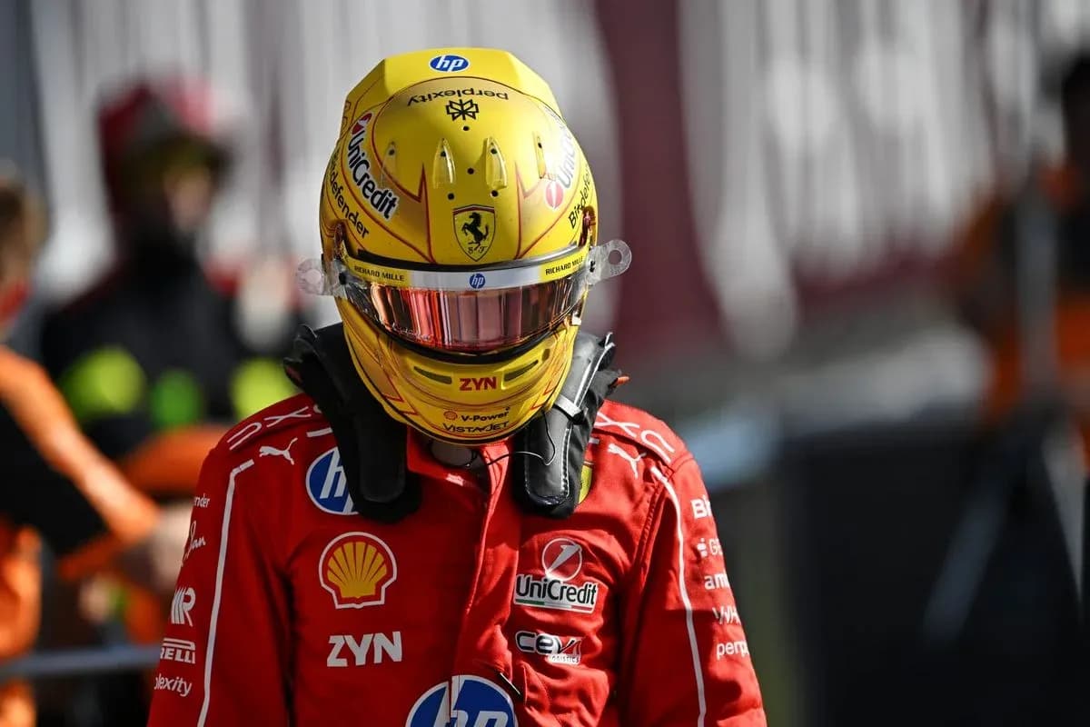 Pilote de F1 avec casque sur le circuit