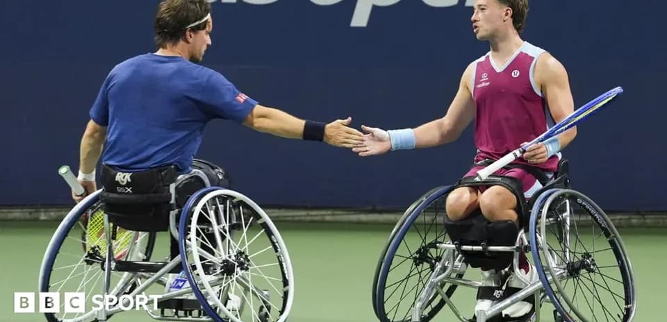 Deux joueurs de tennis en fauteuil roulant se serrent la main