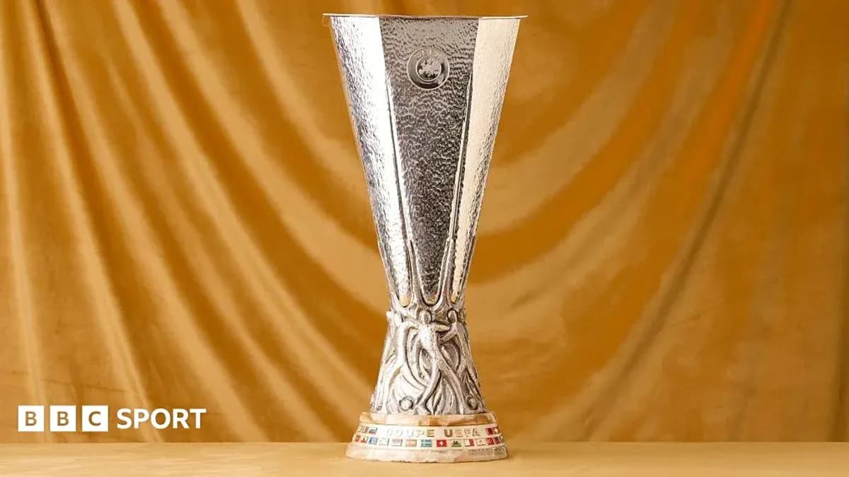 Trophée de la Ligue Europa sur fond doré