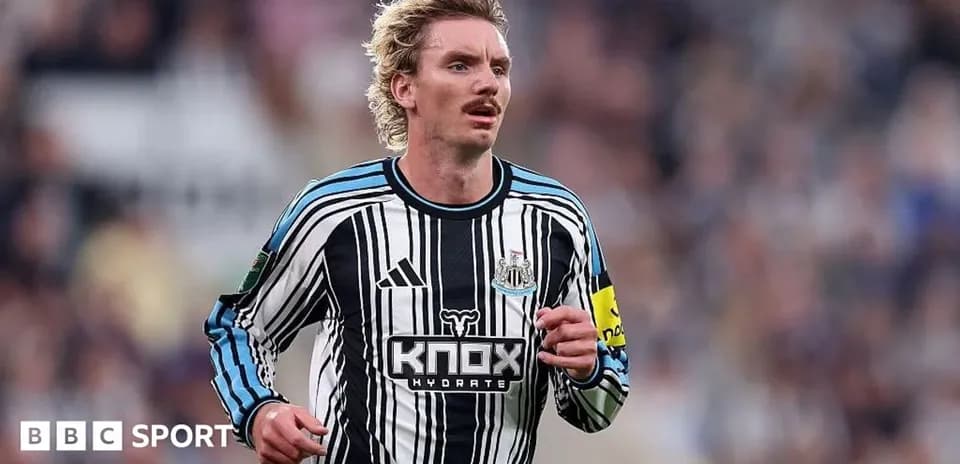 Joueur de Newcastle courant sur le terrain