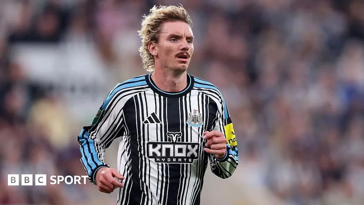 Joueur de Newcastle courant sur le terrain
