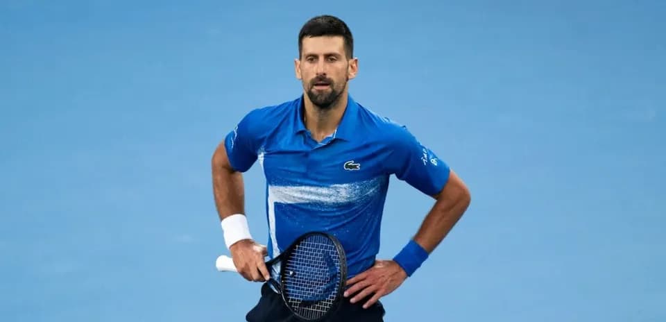 Joueur de tennis en action sur le court bleu