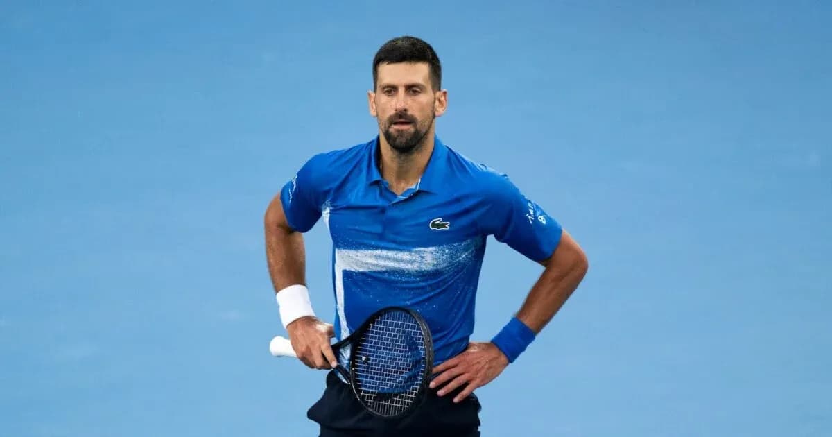 Joueur de tennis en action sur le court bleu Joueur de tennis en action sur le court bleu