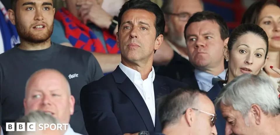 Spectateurs regardant un match dans les tribunes