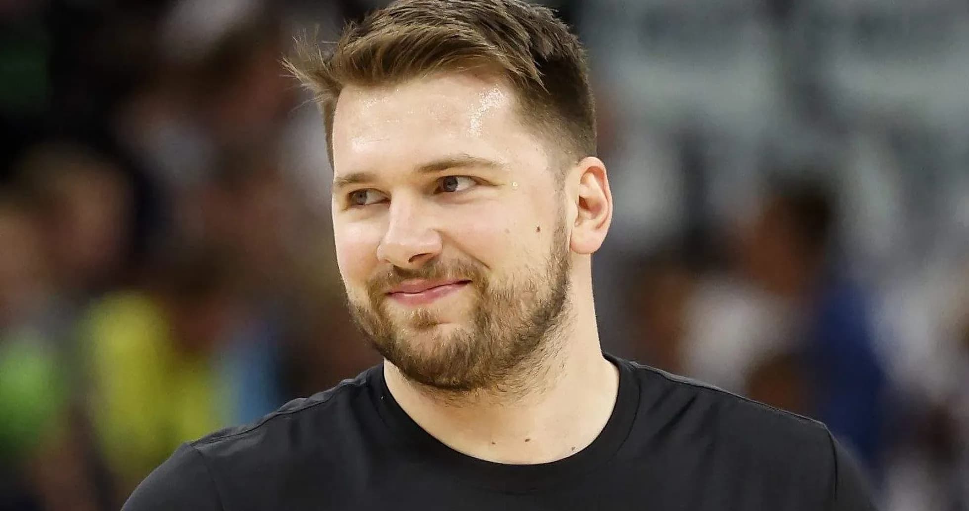 Joueur souriant pendant l'échauffement au basket