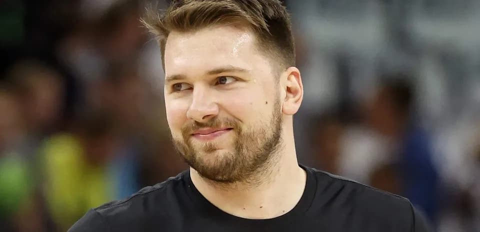 Joueur souriant pendant l'échauffement au basket