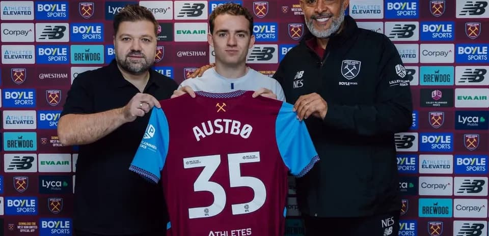 Nouveau joueur présentant son maillot à West Ham