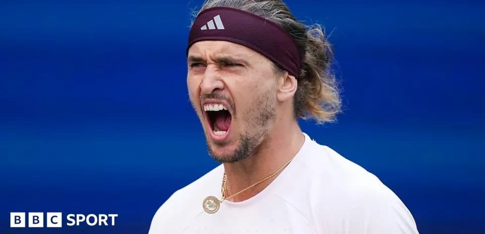 Joueur de tennis criant sur le court