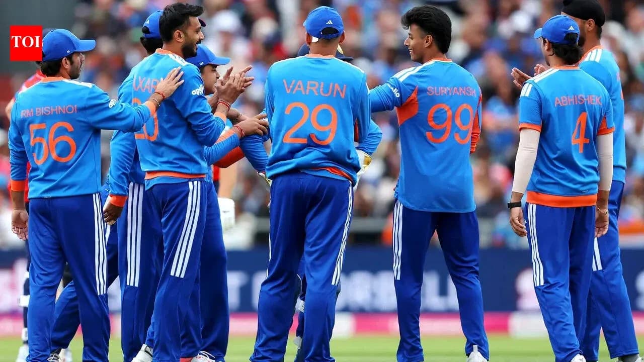 Équipe de cricket célébrant un wicket ensemble
