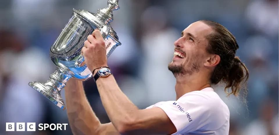 Joueur de tennis levant le trophée après la victoire