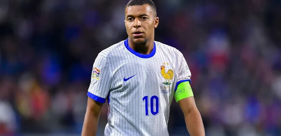 Kylian Mbappé portant le maillot de l'équipe de France