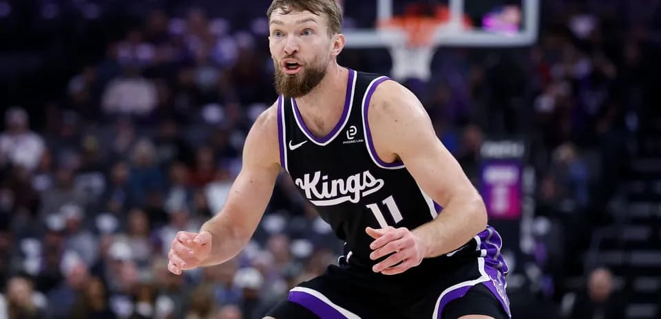 Joueur des Kings défendant sur le terrain de basket