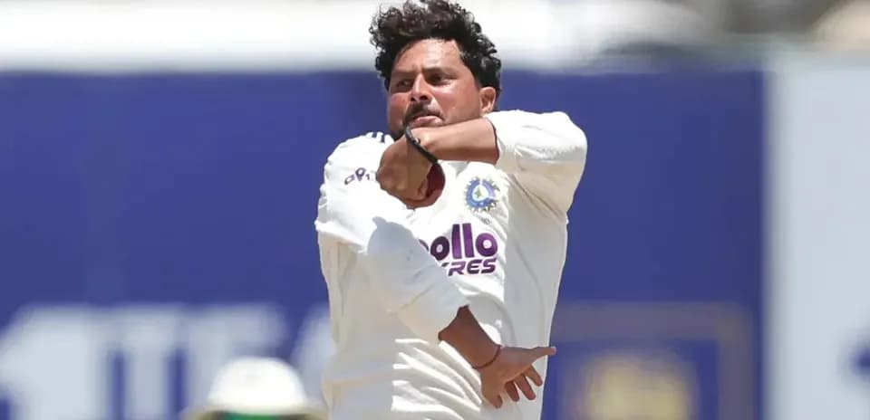 Joueur lançant une balle de cricket sur le terrain