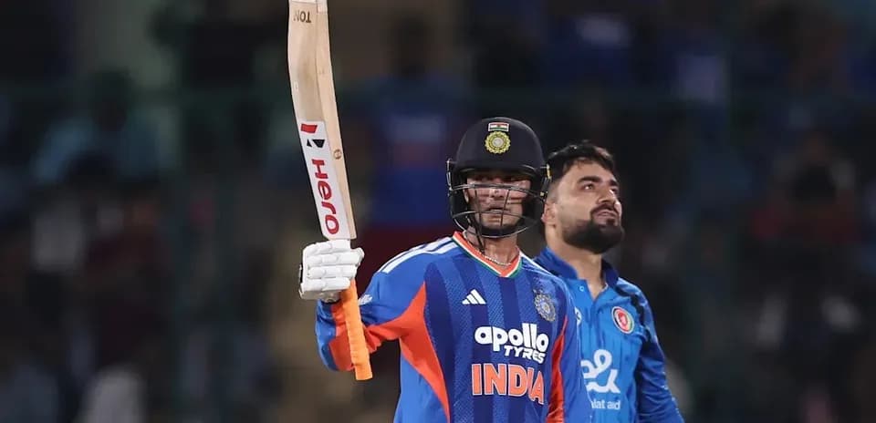 Joueur indien levant sa batte après un score