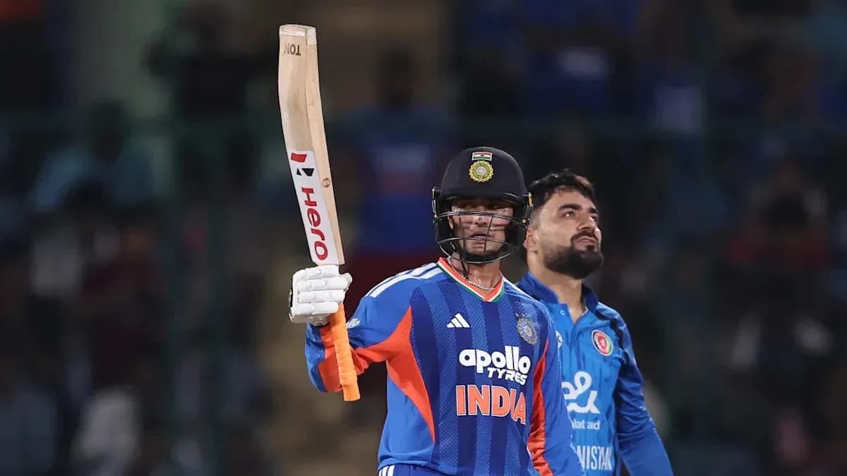 Joueur indien levant sa batte après un score