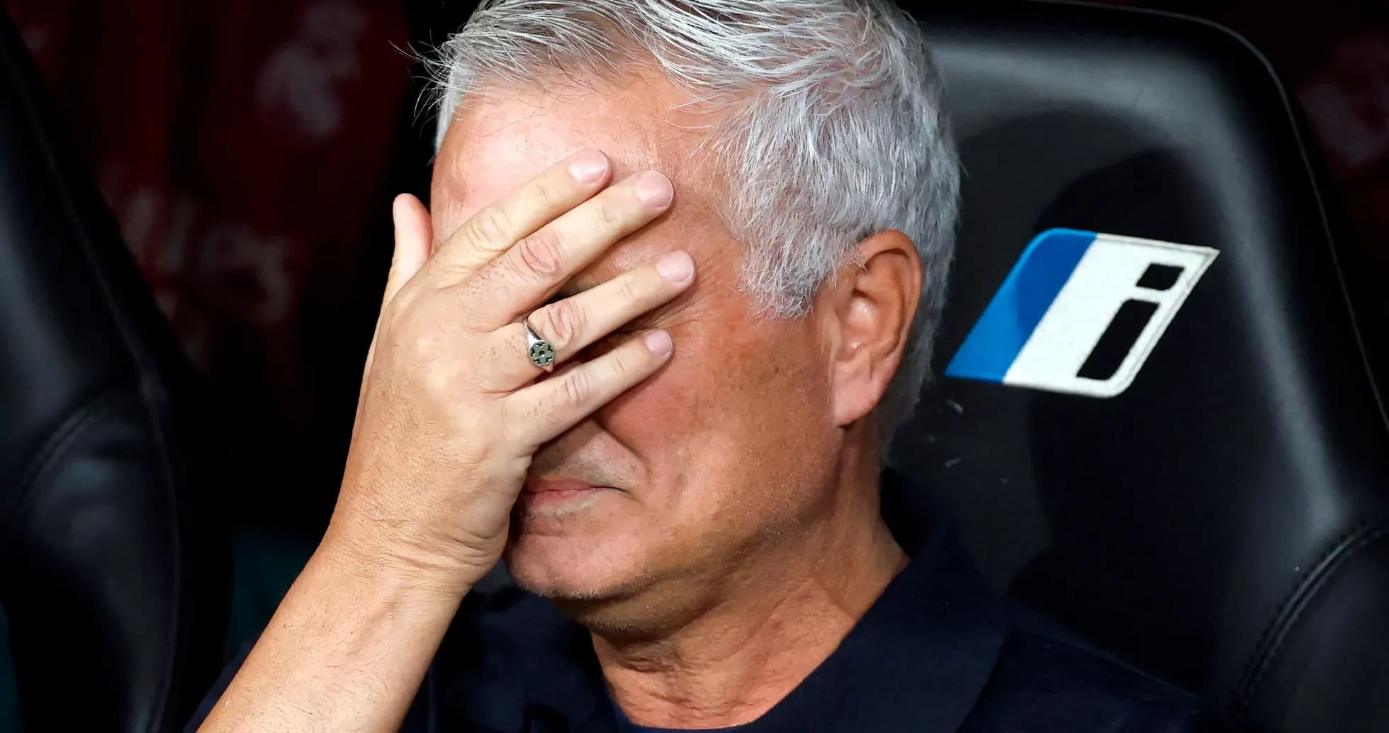 Entraîneur se cachant le visage sur le banc