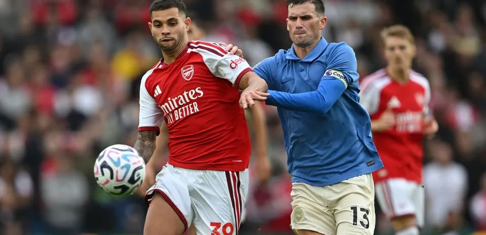 Joueur d'Arsenal contrôlant le ballon sous pression