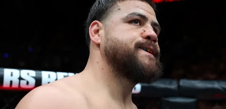 Lutteur de MMA se préparant dans l'octogone