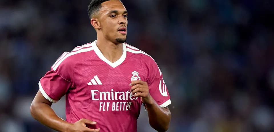 Joueur de football en maillot rose de Madrid