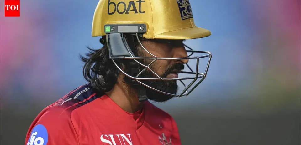 Joueur de cricket portant un casque doré sur le terrain