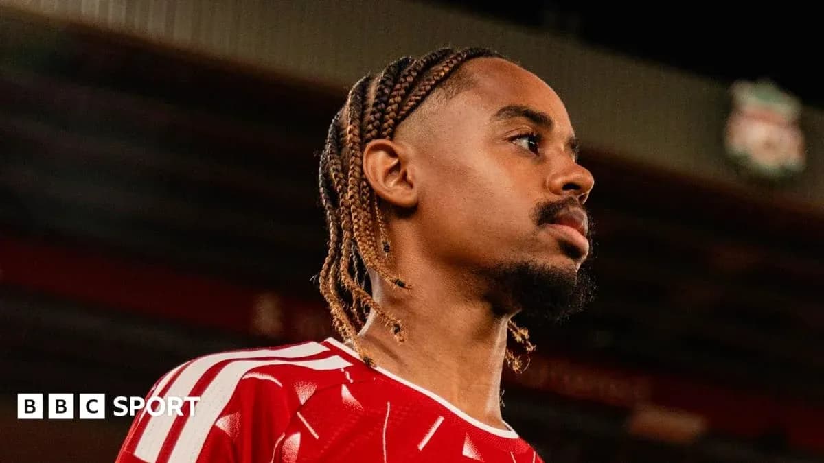 Joueur en maillot rouge regardant au loin