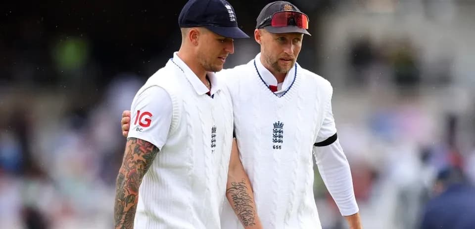 Deux joueurs de cricket marchant sur le terrain