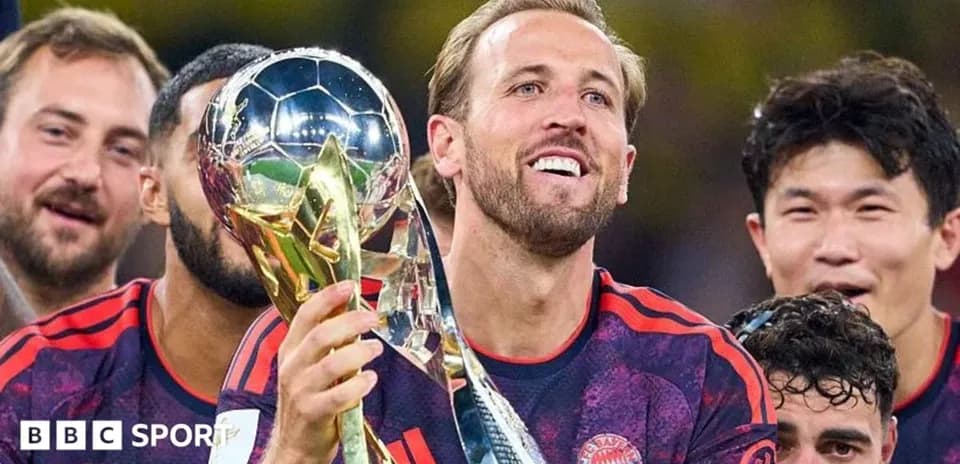 Joueur de Bayern Munich tenant le trophée