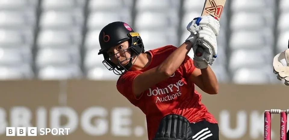Joueuse de cricket frappant la balle au stade
