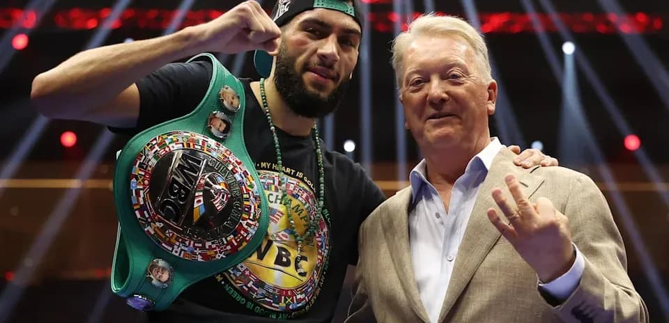Boxeur avec ceinture WBC et promoteur souriant