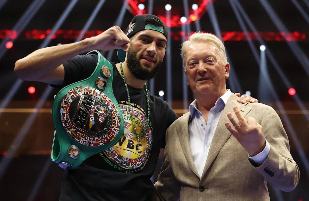 Boxeur avec ceinture WBC et promoteur souriant