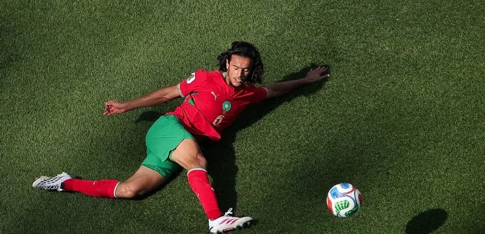 Joueur marocain au sol avec un ballon près de lui