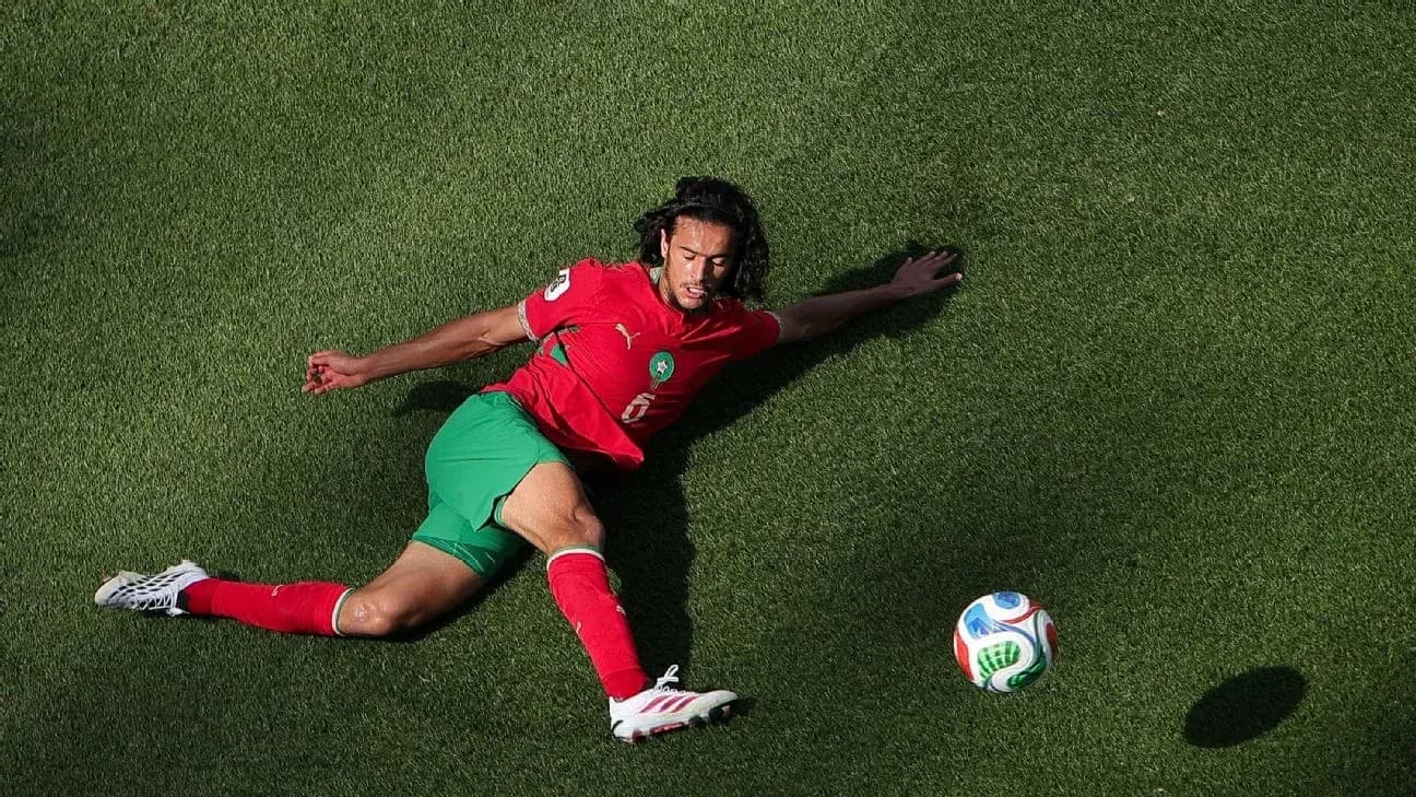 Joueur marocain au sol avec un ballon près de lui