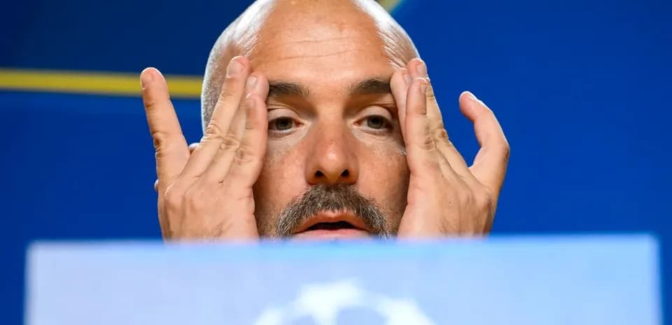Entraîneur s'exprimant lors d'une conférence de presse