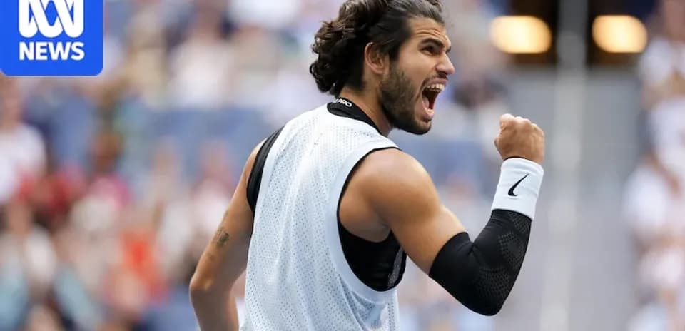 Joueur de tennis célébrant un point lors du match