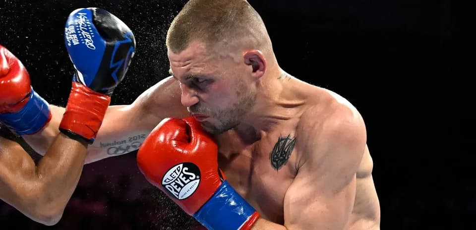Boxeur esquivant un coup avec des gants rouges